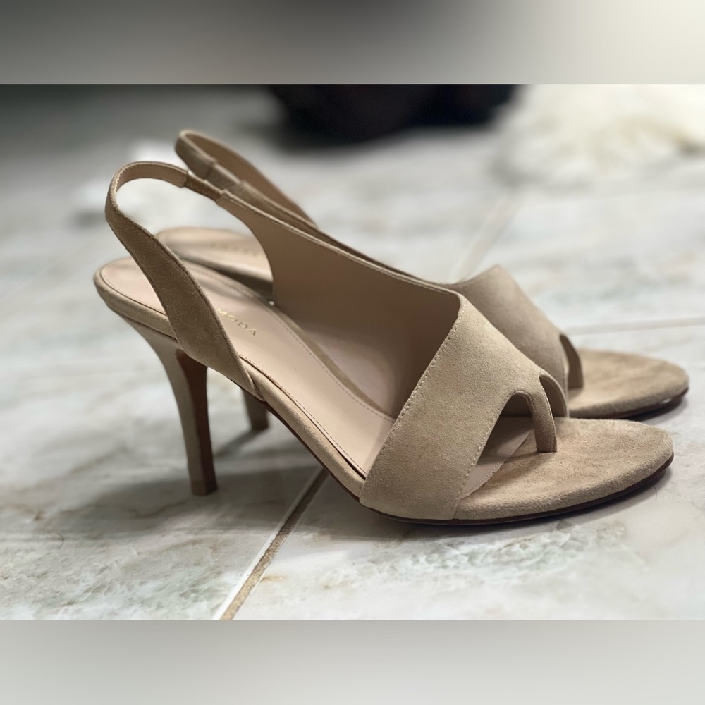Neiman Marcus Pelle Moda Tan Thong Heeled Sandals size 9